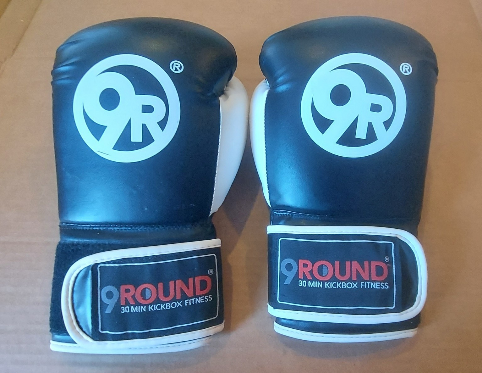 Boxing Gloves 10 oz for kickboxing training 9Round brand