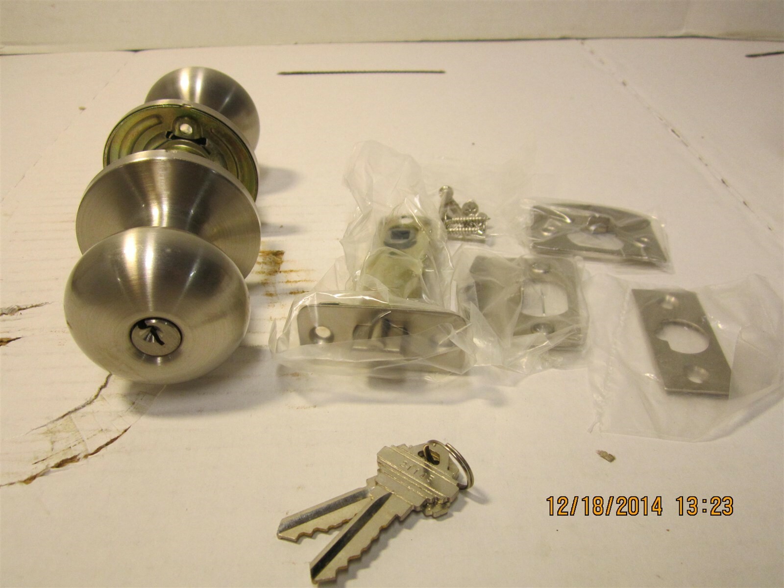 Ultra Hardware Entrance Light Duty Knob Lockset Grade 3, Strike 2-13/4" x 1-1/8"