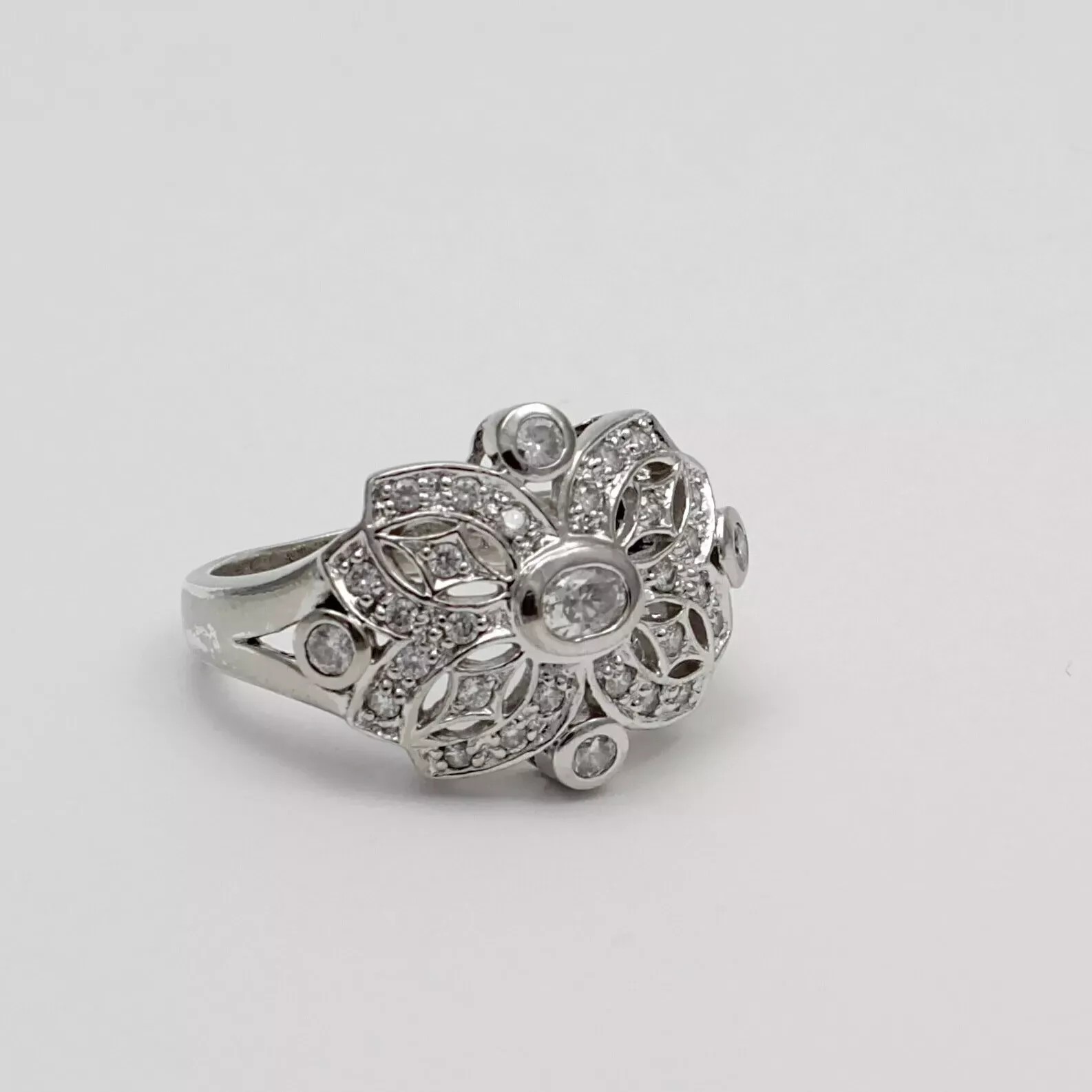 0.70Ctw White Round Cut Bezel Set Antique Style Engagement Wedding Silver Ring