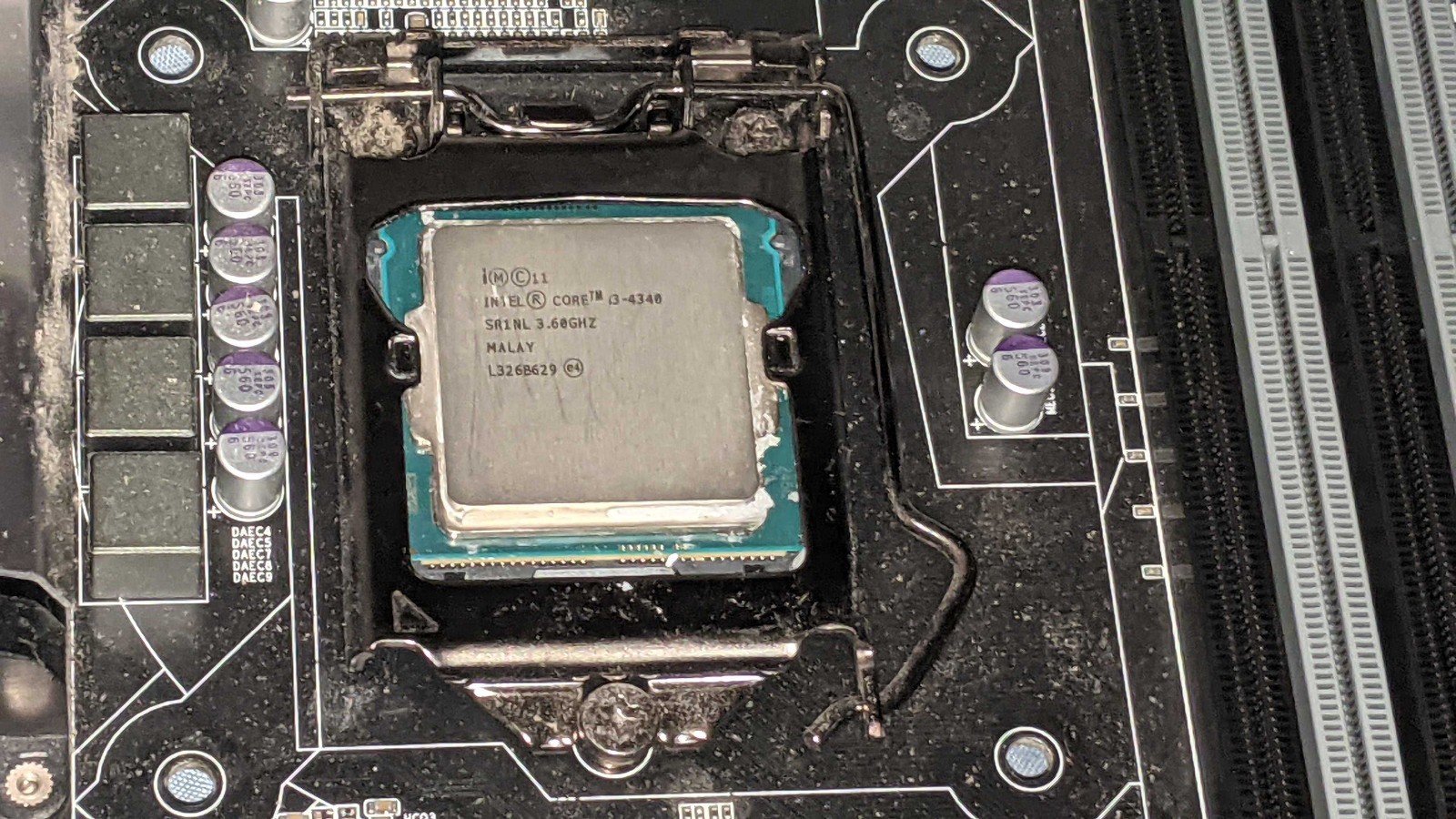 gigabyte ga-z87-d3hp with 8gb corsair 1866mhz ddr3 and i3-4340 with stock cooler