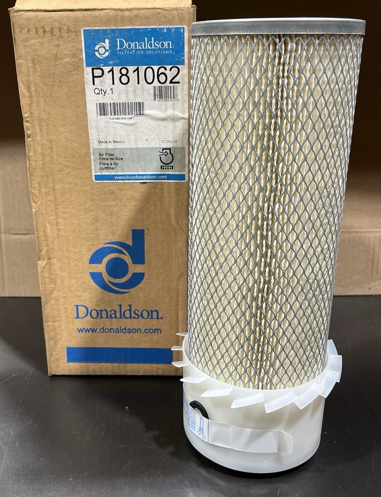 Genuine Donaldson P181062 Air Filter Replaces Wix 42518 New old Stock