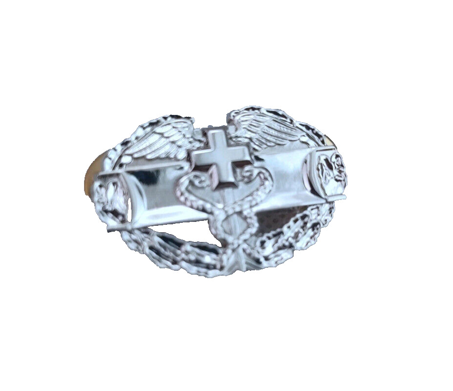 US ARMY SHINY  silver COMBAT MEDICAL FIRST AWARD BADGE DRESS LAPEL PIN
