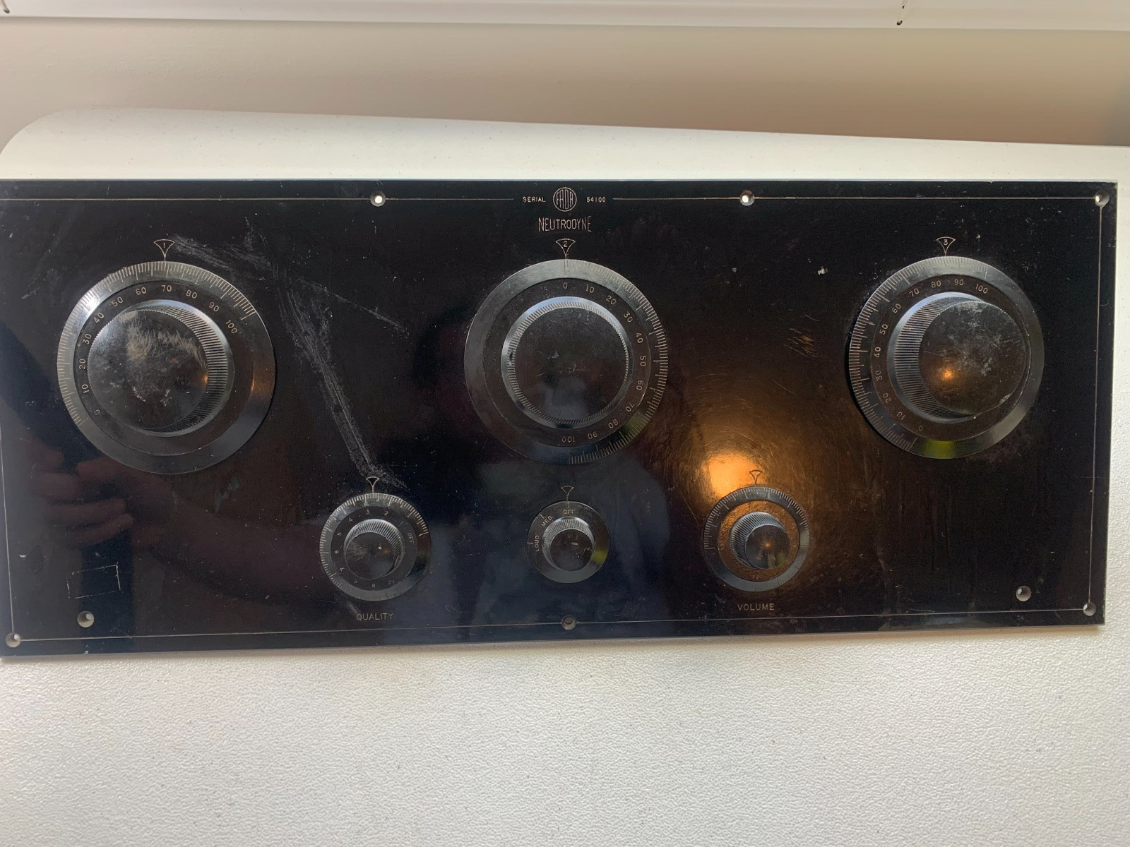 NEUTRODYNE RADIO MODEL 54100 Front Panel Tuning Caps Jacks