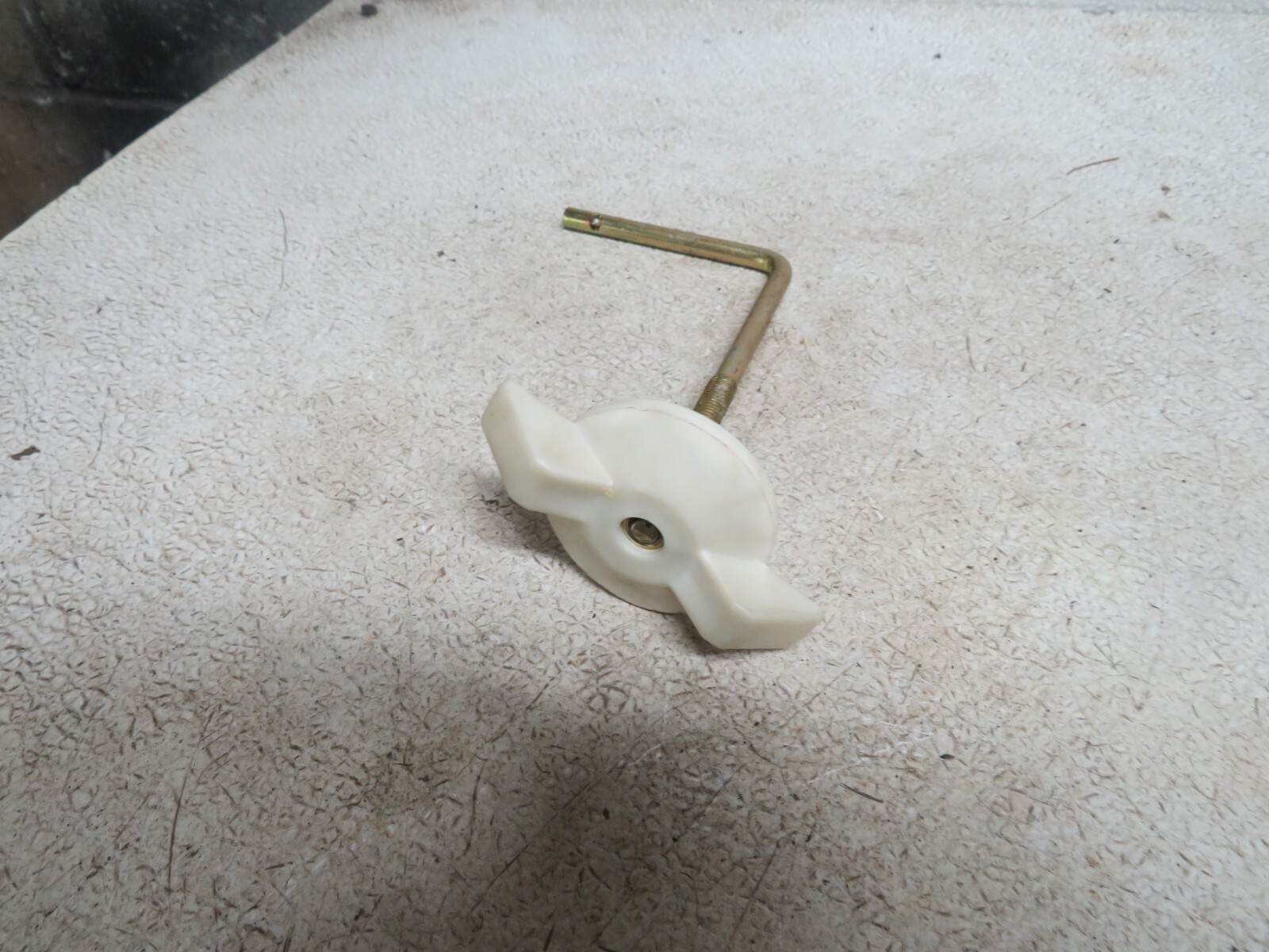 01 CHEVROLET S10  CHEVY TRUCK  TIRE TIE DOWN