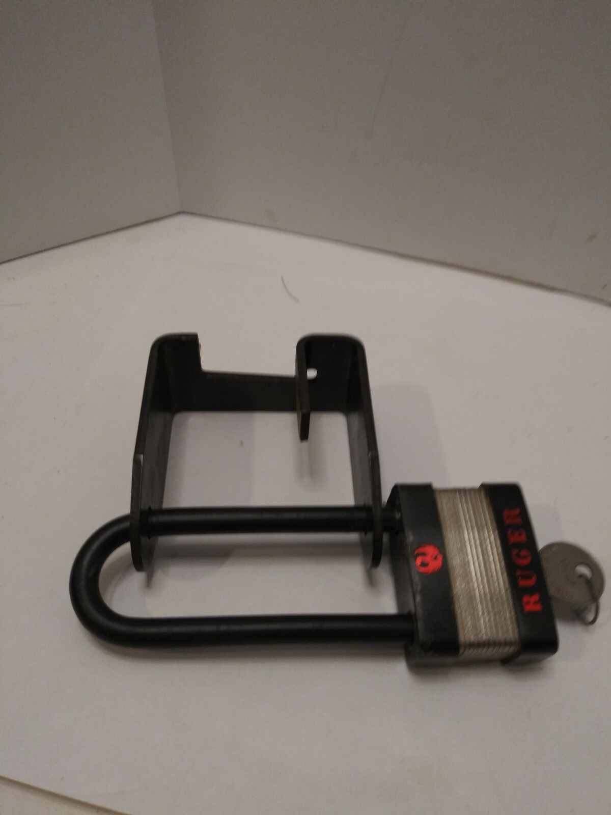 RUGER LOCK BRACKET W/ FIREARM PADLOCK with 1 KEY (T)...