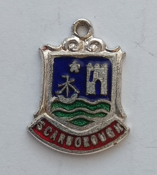 VINTAGE SILVER BRACELET CHARM SCARBOROUGH TRAVEL SHIELD PLACE NAME CHARM. CH3-10