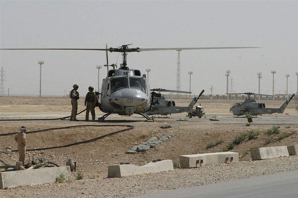 2005 USMC Marine AH-1W Cobra HMLA-269 Squadron Refuels Al Qaim Iraq 4x6 Photo #2
