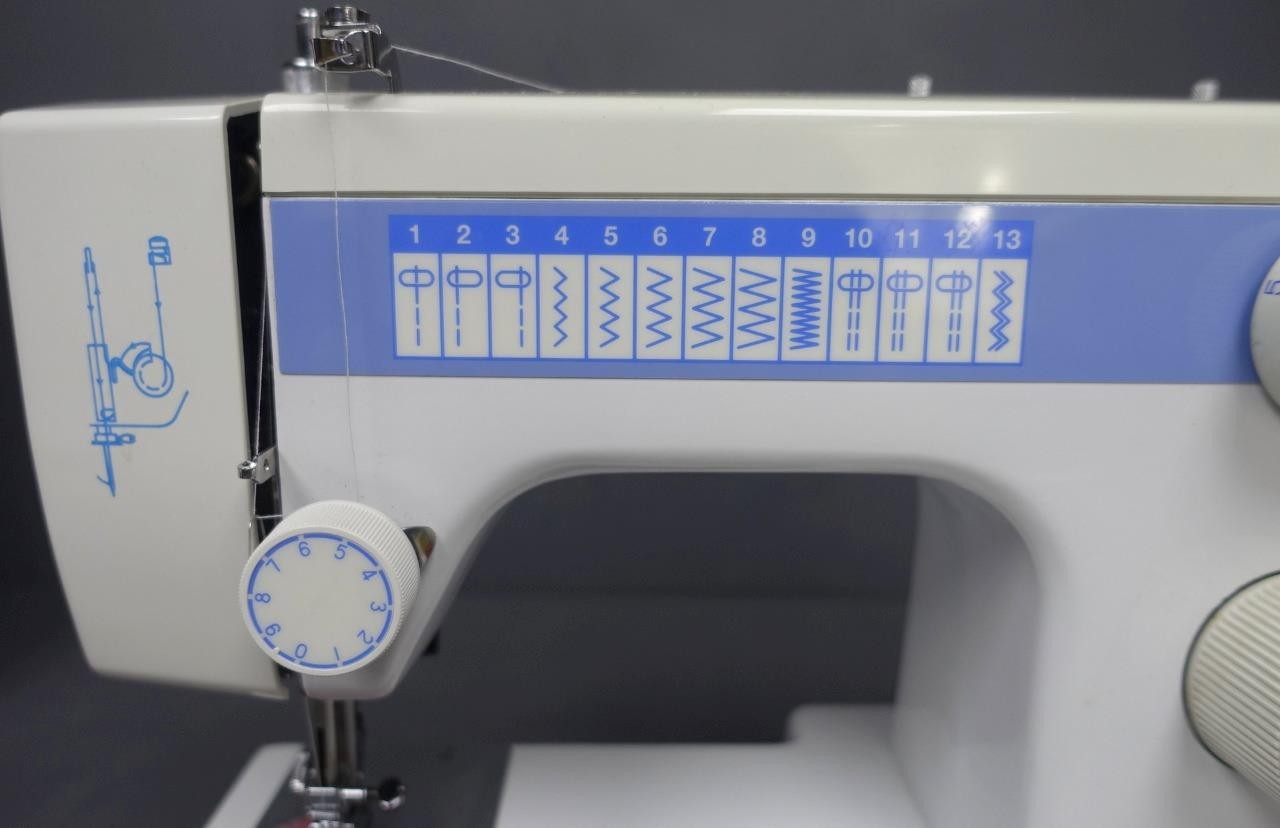 WHITE 1418 Sewing Machine 13-Stitch w/ Manual/Case Tested
