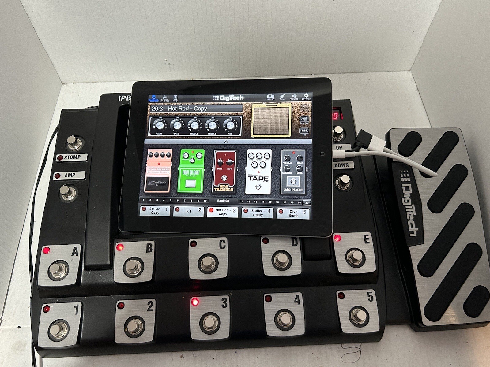 DigiTech iPB-10 with 4th gen iPad Multi-Effects Guitar Pedalboard