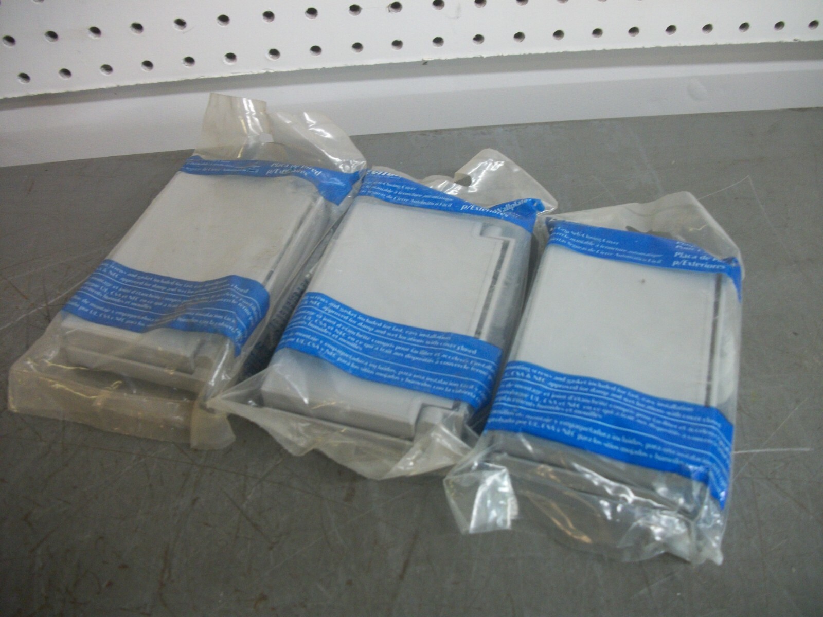 LEVITON LOT OF 3 OUTDOOR HORIZONTAL GFCI WALLPLATE COVER 002-04996-0GY NEW