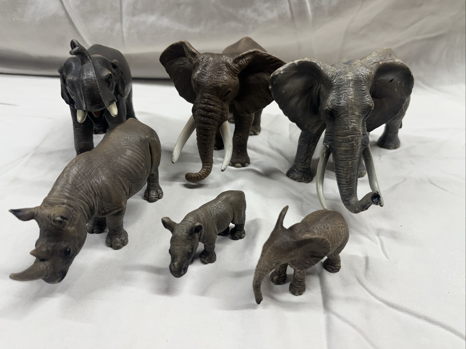 SCHLEICH SAFARI LTD Lot Of 6. 4 AFRICAN Elephants & 2 Rhinoceros Adult And Baby