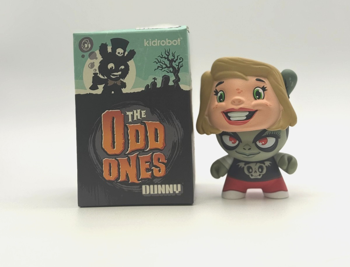 Kidrobot The Odd Ones Dunny Series Ghoulie Jill Vinyl Figure