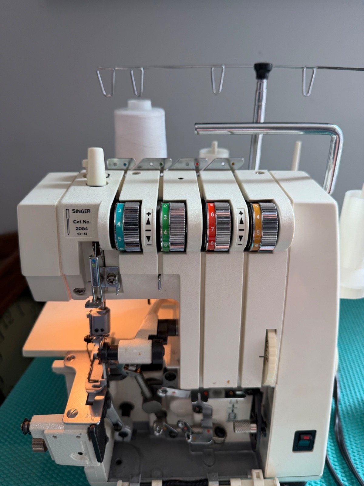 SINGER QuantumLock 14U Serger Sewing Machine - Working - Missing Cylinder Cover