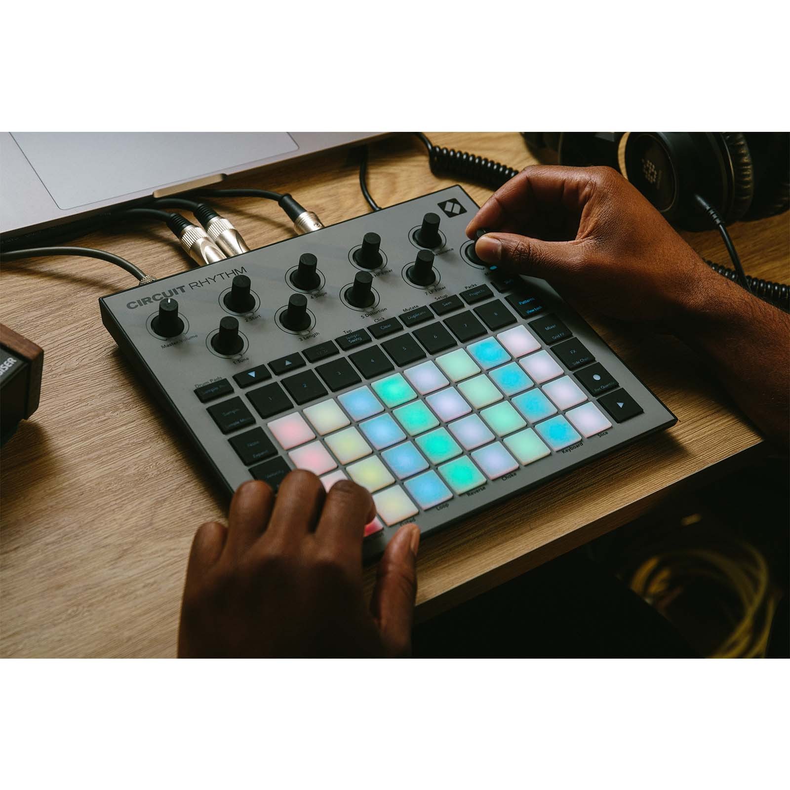 Novation Circuit Rhythm Audio Recording Beat Sample-Based Groovebox w Case