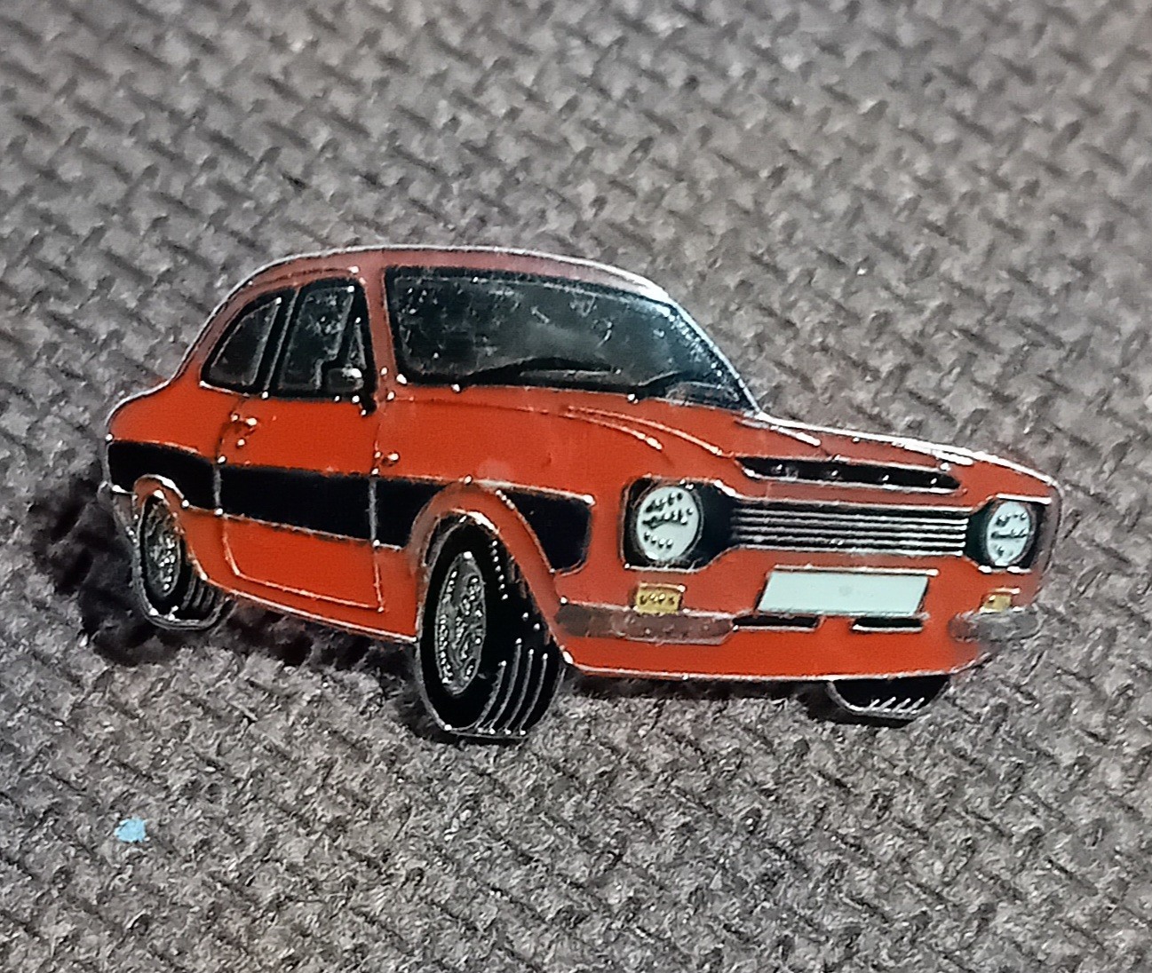 FORD ESCORT MK 1 RS 2000 RED & BLACK ENAMELED METAL LAPEL PIN BADGE CLASSIC CAR