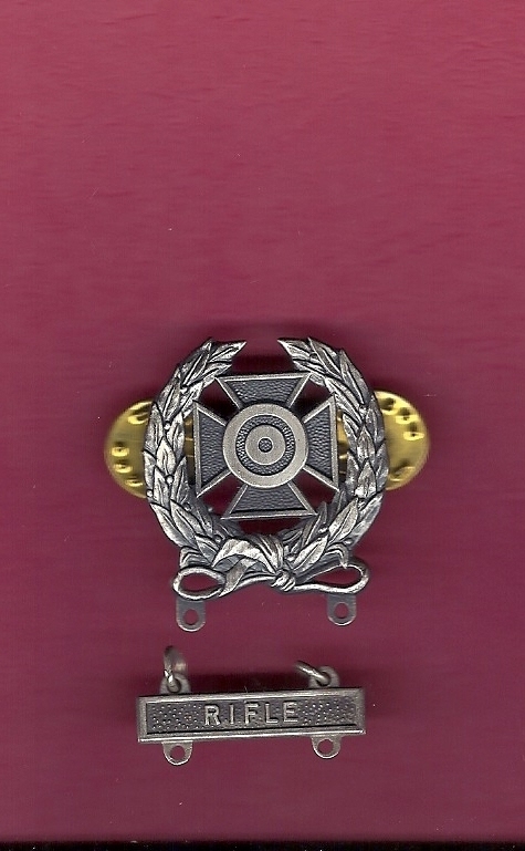 Expert Shooting Badge with Wreath with Rifle Qualification Q bar