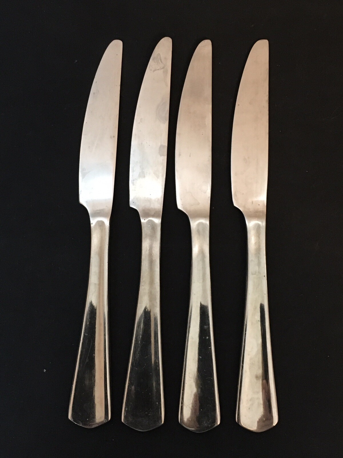 4 Cuisinart SIENNA Dinner Knives Glossy Pointed Tip Indent Stainless Flatware