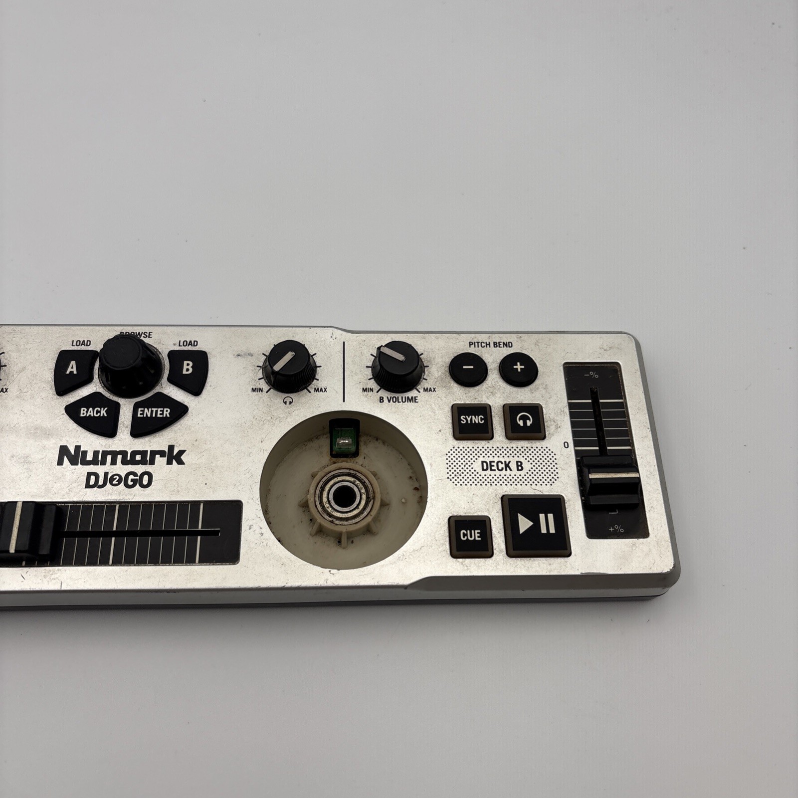 Numark DJ2Go Double Deck Portable USB DJ Controller with Loop/Sampler - READ!