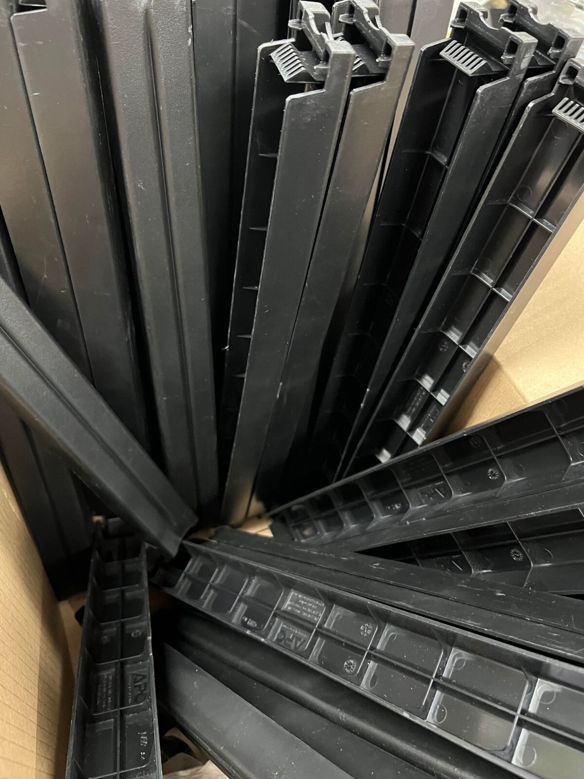 APC 874-0018C 1U BLACK PLASTIC RACK SERVER CABINET BLANKING PLATE PANEL