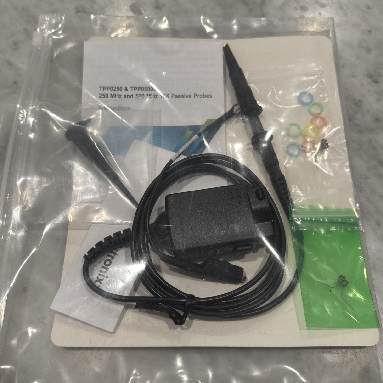New Tektronix TPP0250  Passive Oscilloscope Probe 250MHz  300V W/accessories