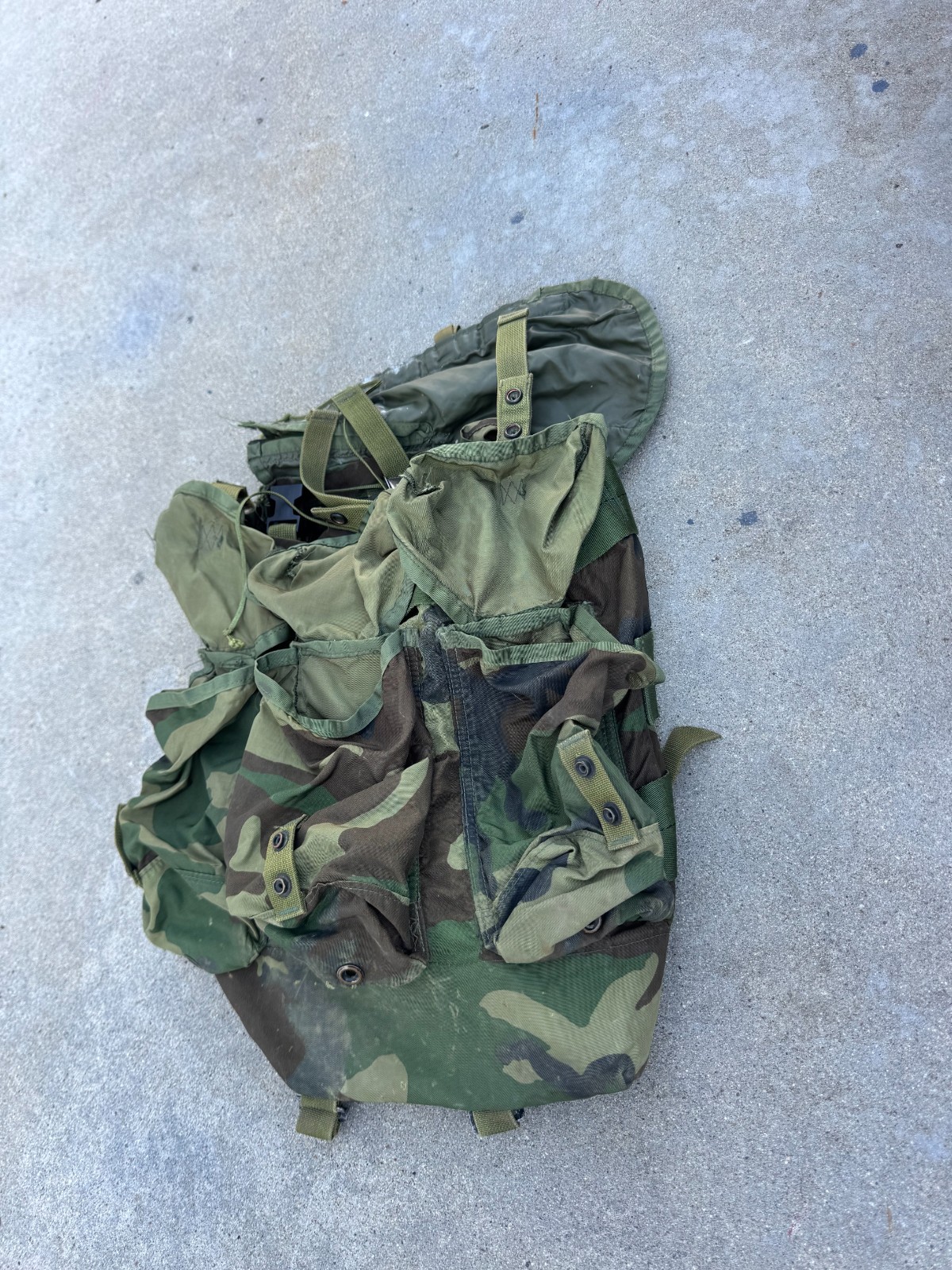 USGI LC-2 Medium M81 Woodland Field Pack w/ Shoulder Straps *No Frame*