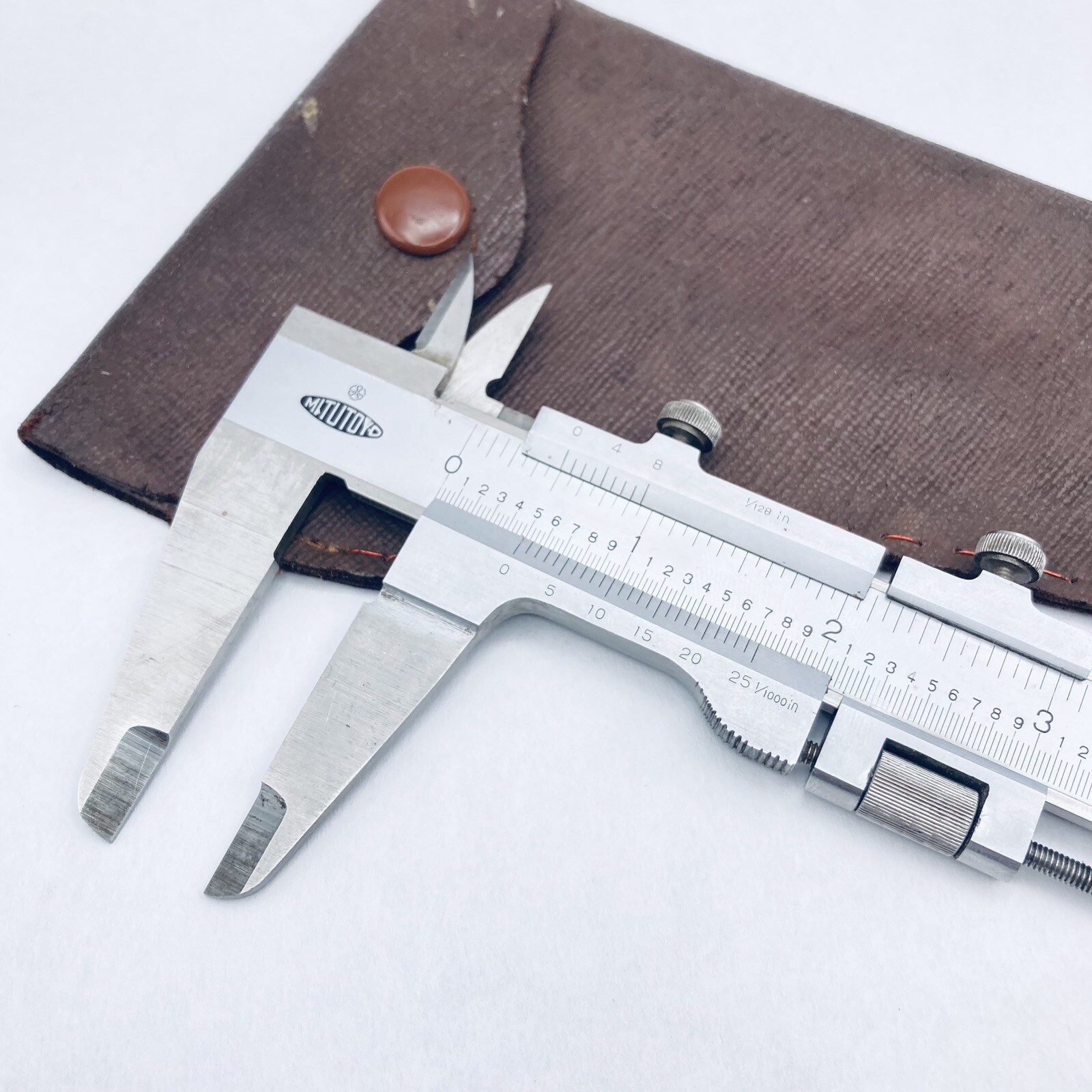 MITUTOYO 532-105 Precision Vernier Caliper with Fine Adjustment 0-7" & Case