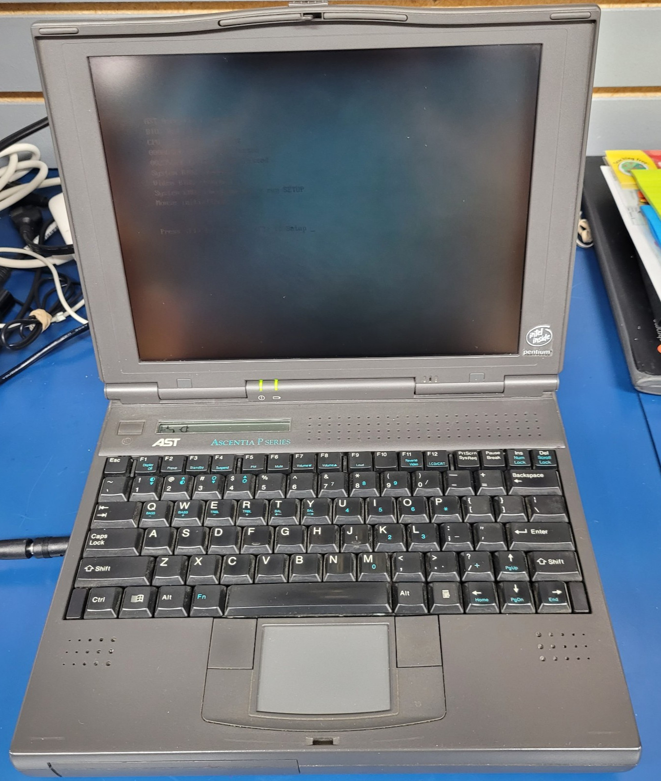 Vintage AST Ascentia P  Laptop, Pentium 100, 64MB RAM,  NO HDD  FOR RETRO GAMING