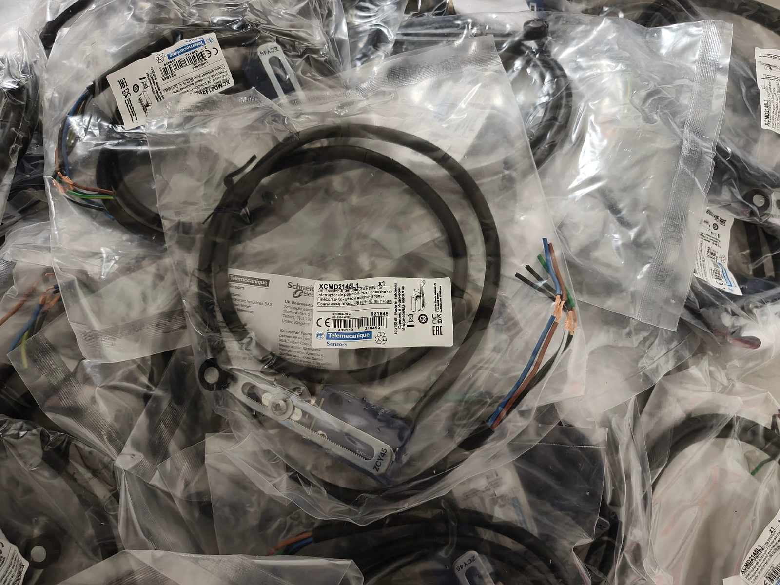 1pc Telemecanique XCMD2145L1 New Limit Switch
