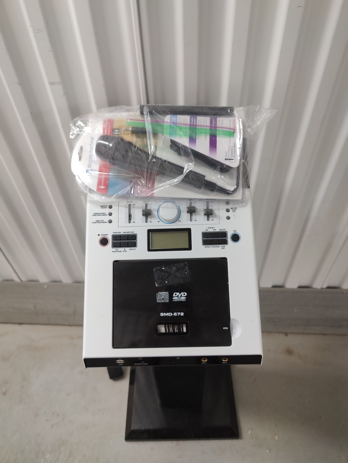 Singing Machine Karaoke System SMD-572 DVD/CDG w/ Microphone Remote + Stand