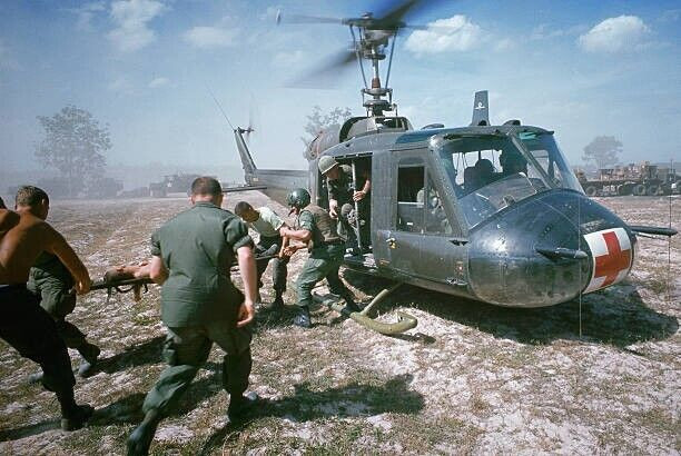 Vietnam  War  Photos --  Medevac  wounded