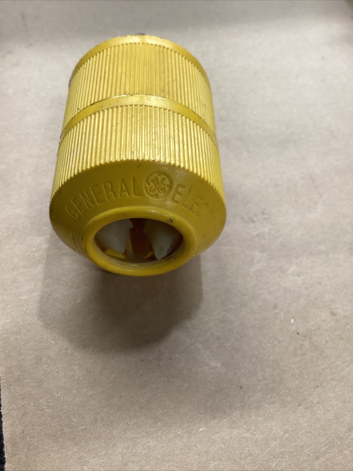 GENERAL ELECTRIC 30A 250V TWIST LOCK PLUG, YELLOW #680I103