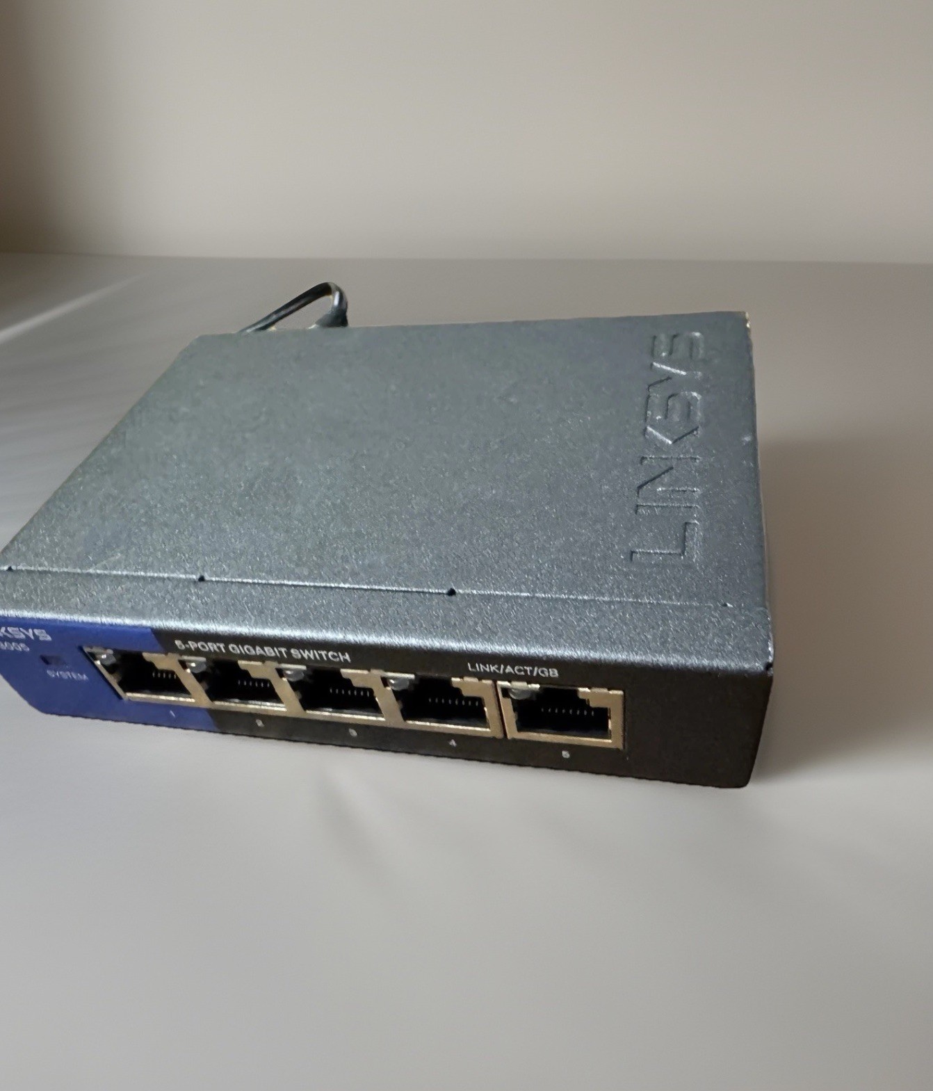 Linksys SE3005 5-port Gigabit Ethernet Switch w/Adapter
