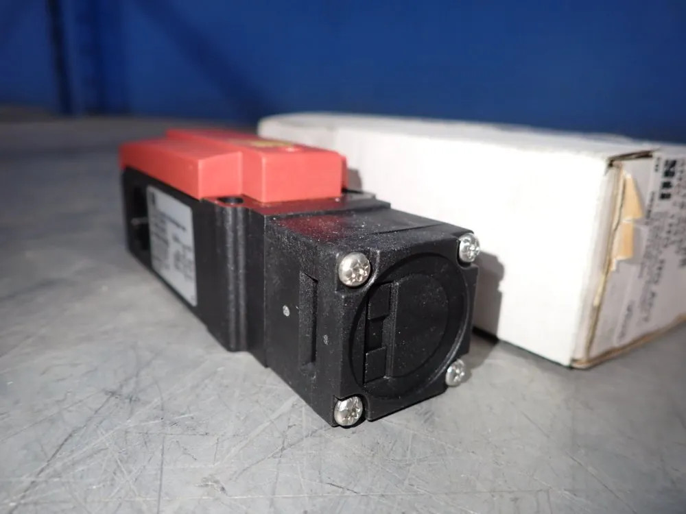 OMRON T4012-031 SAFETY SWITCH 12250270237