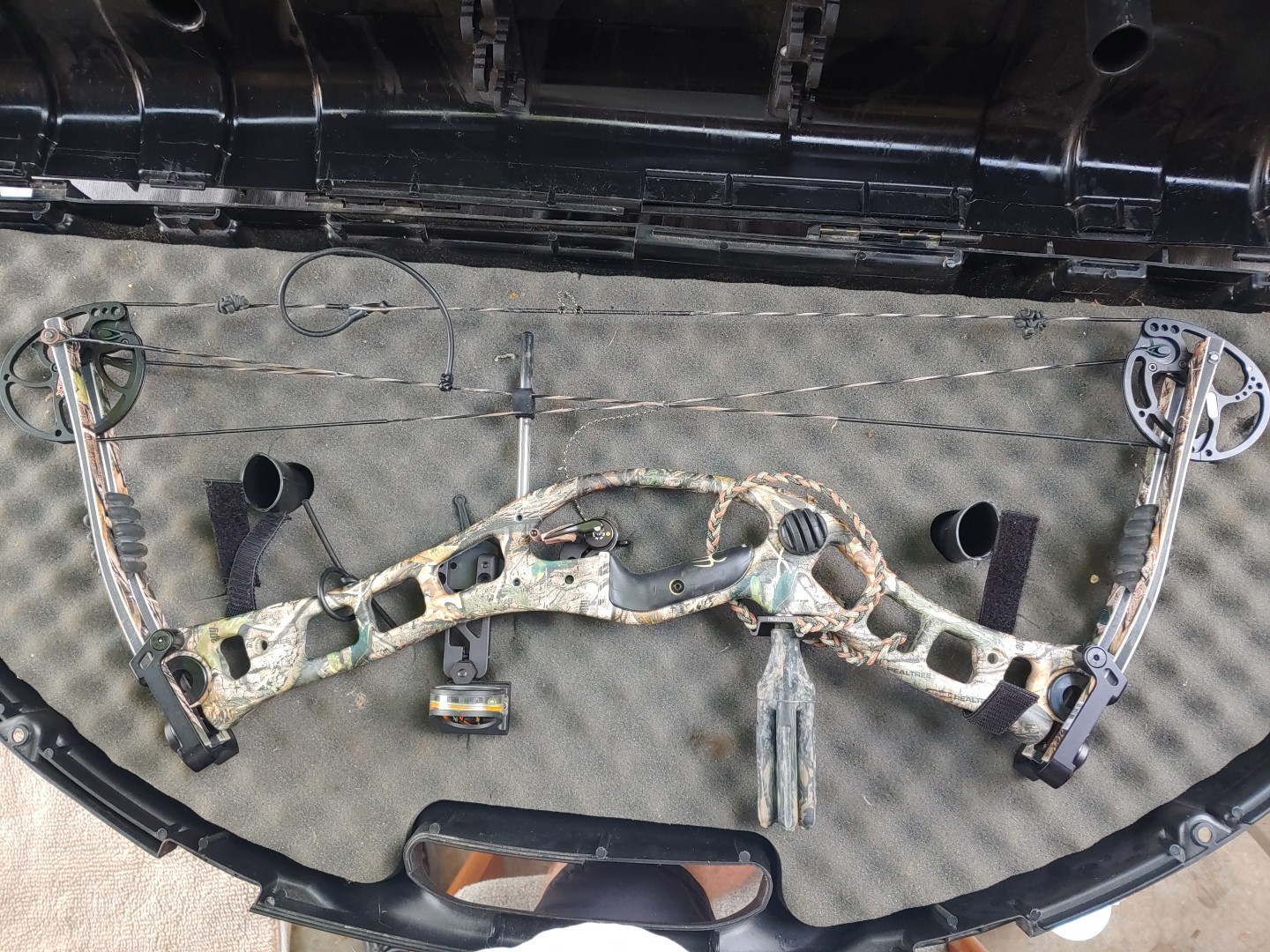 Hoyt Turbo Hawk XTS - 500 Compound Bow with Case, RH - Tru Glo 3 Pin Sight