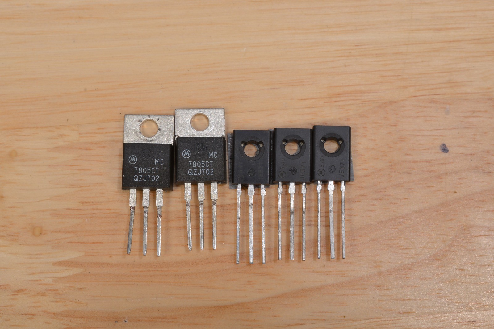 LOT OF POWER TRANSISTORS/VOLTAGE REG FROM TEN-TEC OMNI 564 VI+ 6 PLUS HF RADIO
