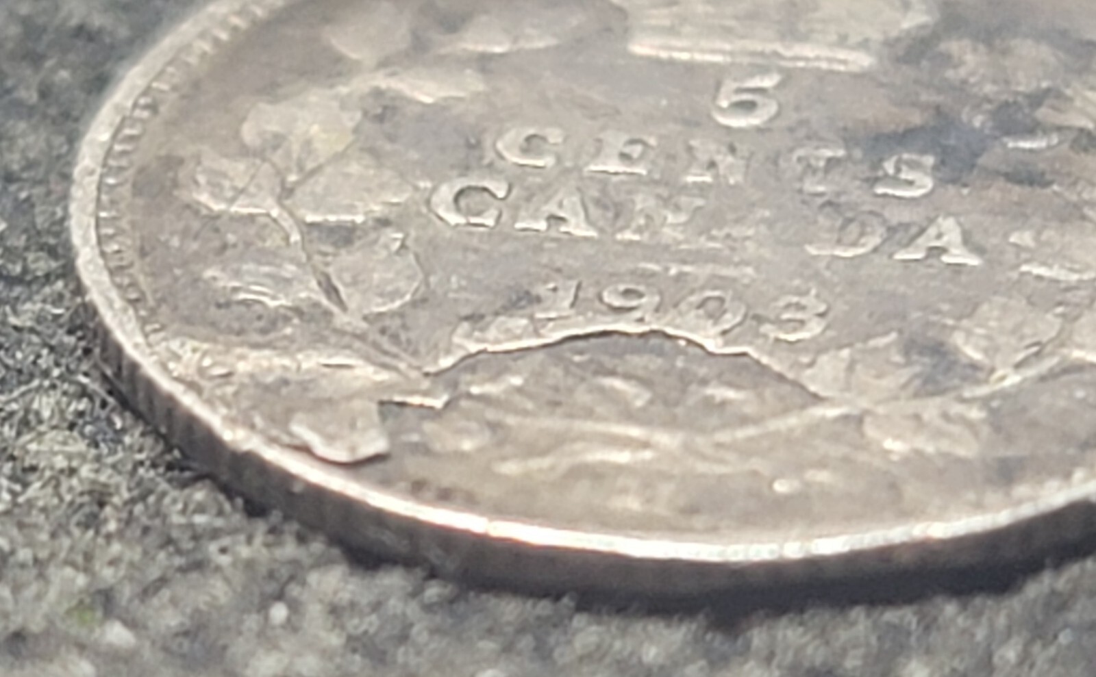 1903 STRUCK THROUGH PLANCHET ERROR CANADA 5¢ SILVER COIN L590