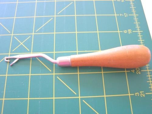 2 Rug hooking tools Wood handle Metal bent latch Leewards & Beret Yarns  #1483