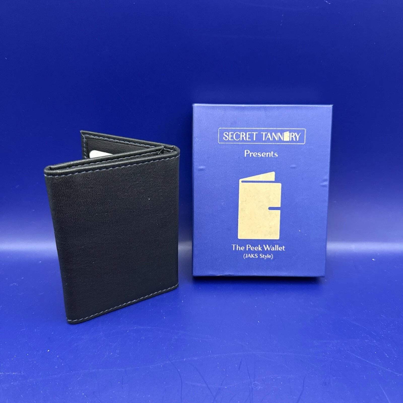The Peek Wallet (Jaks Style) (Gimmick and Online Instructions) by Secret Tannery