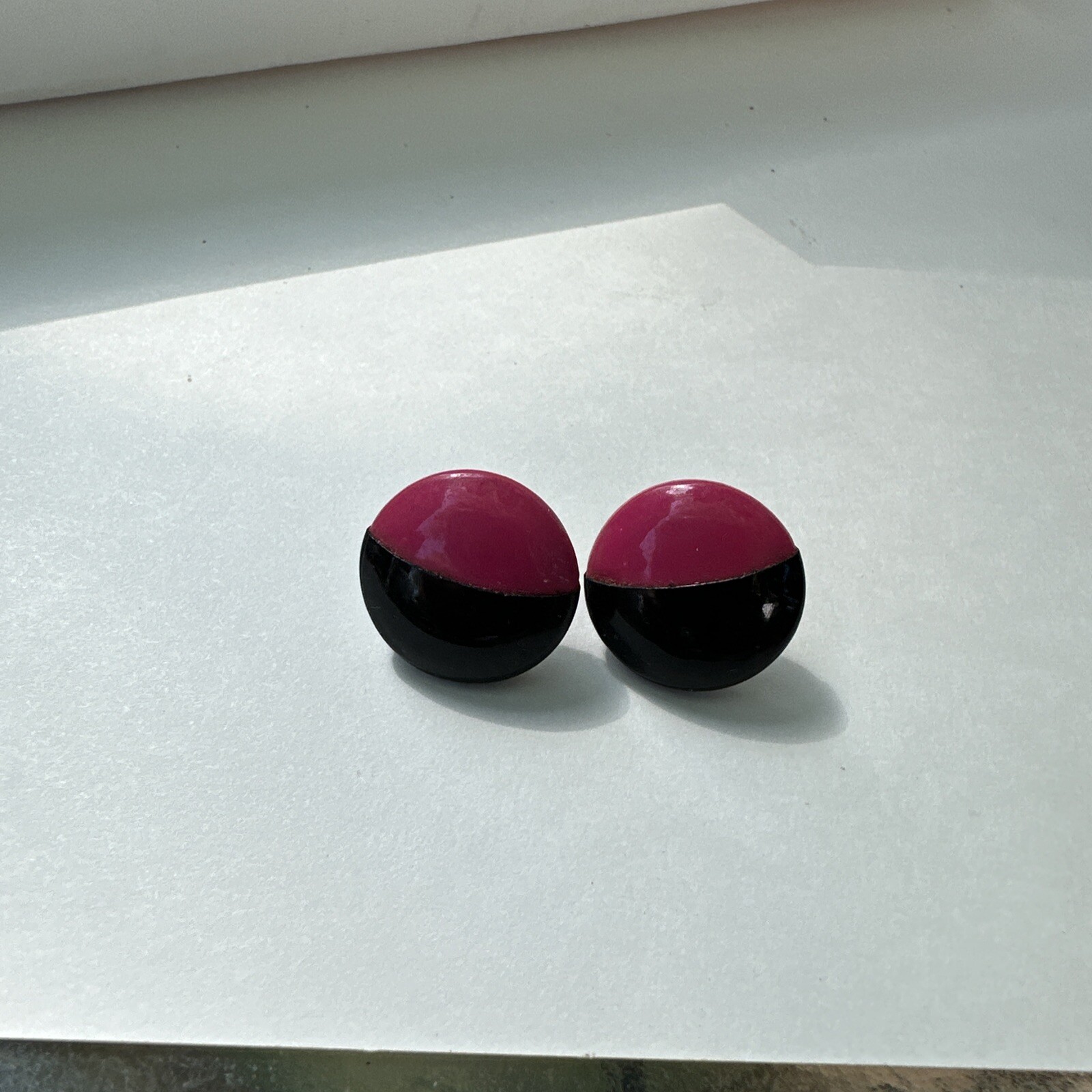 VTG 80’S HOT PINK BLACK ENAMEL EARRINGS POST  ROUND RETRO