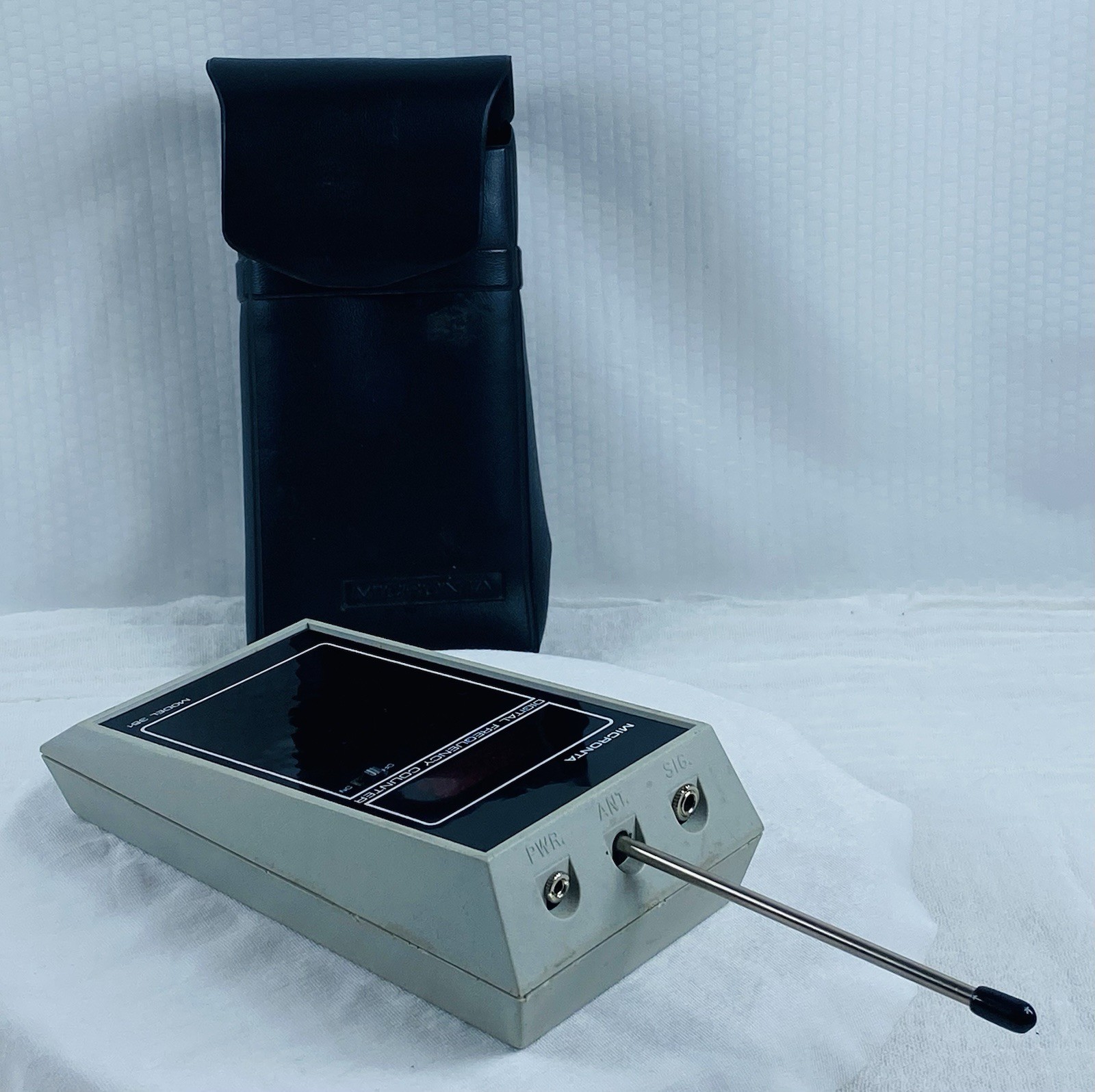 MICRONTA Model 351 Frequency Counter w/Case,Instructions & Antenna - Works!