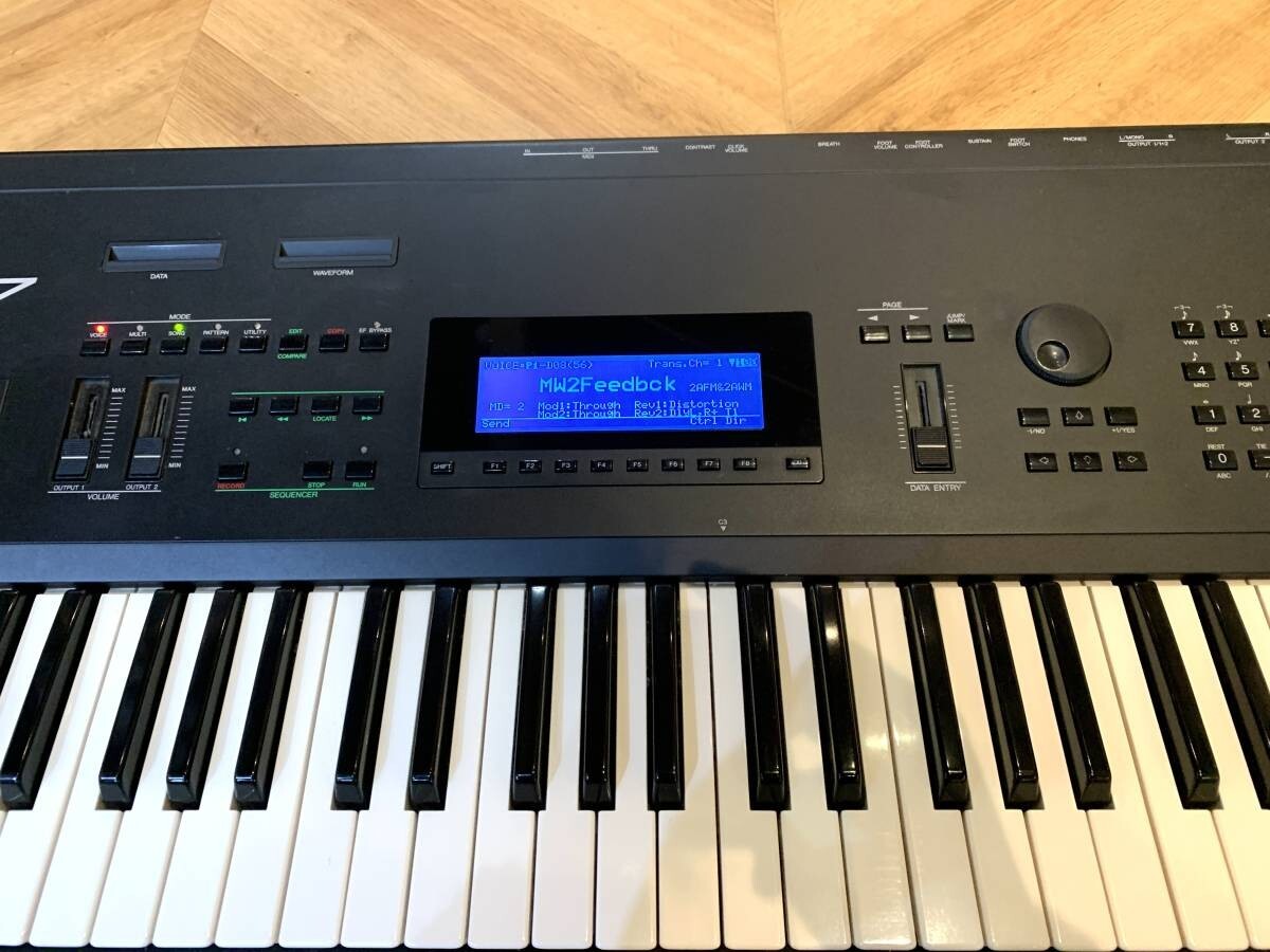 Yamaha SY77 Synthesizer Keyboard 61-Keys Black keyboard Music