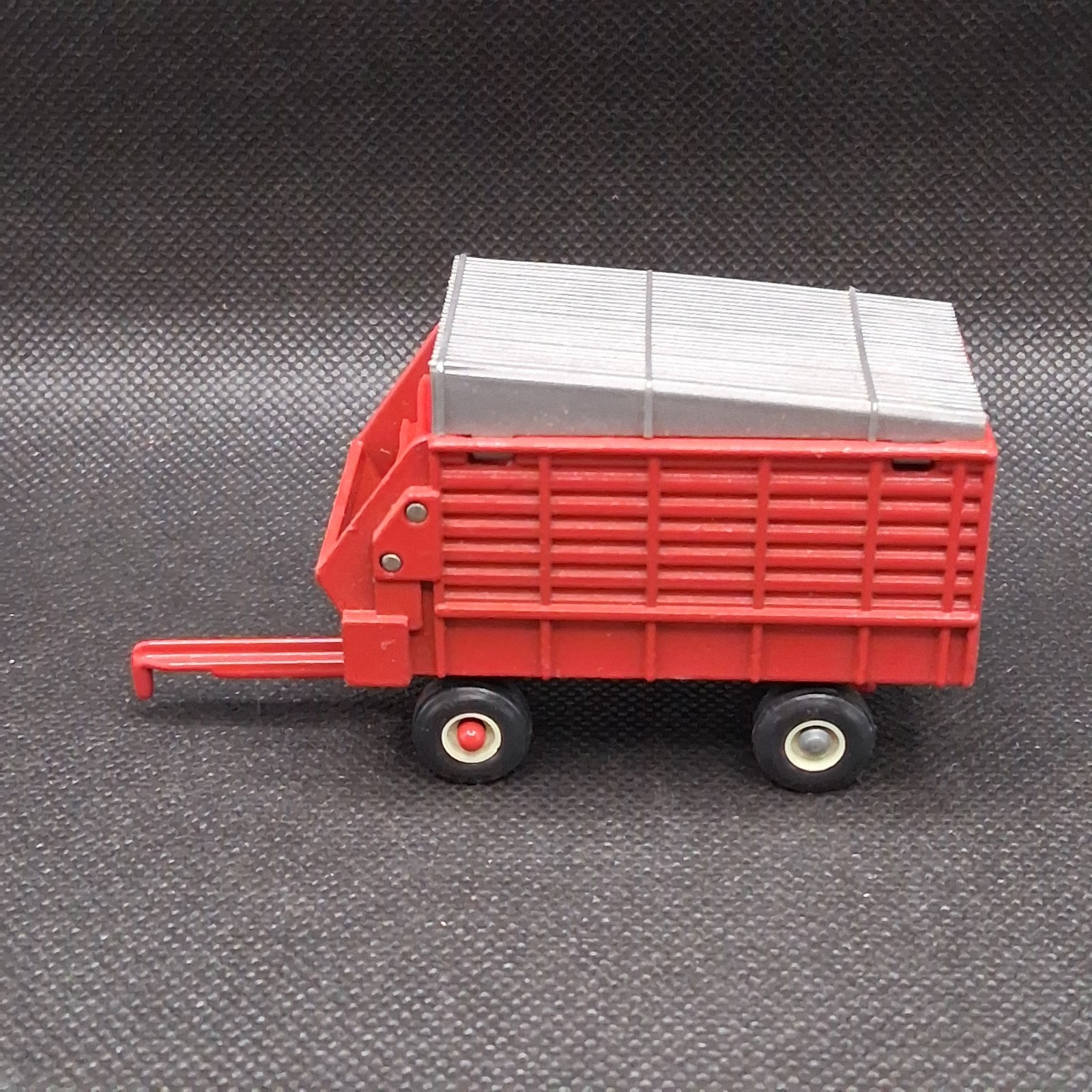 ERTL New Holland Forage Wagon, Red, 1/64