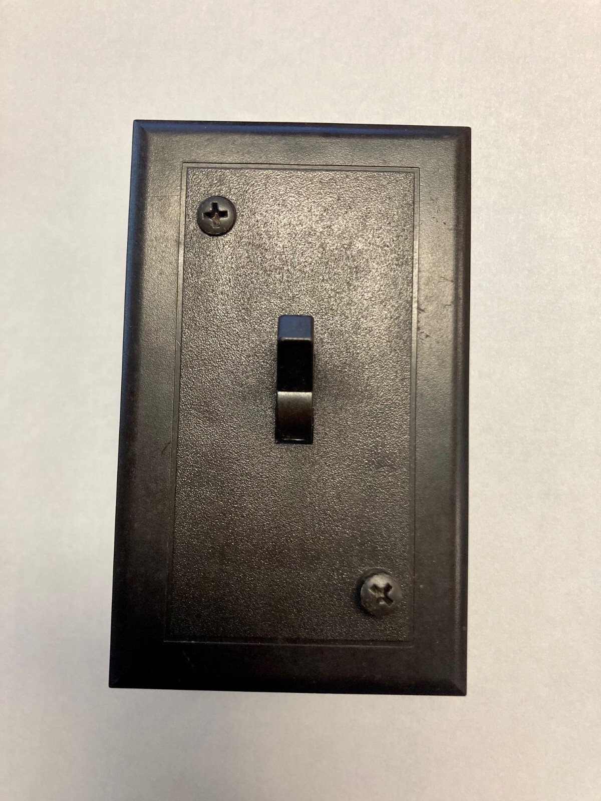 10 UND Inc Single Pole Toggle Light Switch with Plate 15 Amp 120Volt Brown
