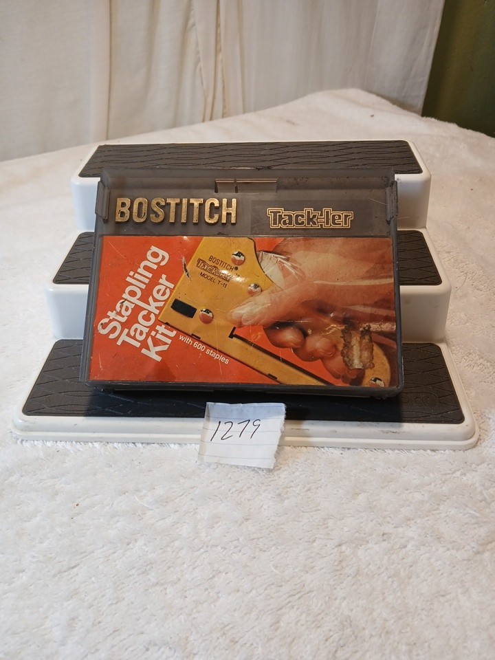 Bostitch Trackler Model T-11 Use Only Bostitch Tackler Staples Made In JAPAN