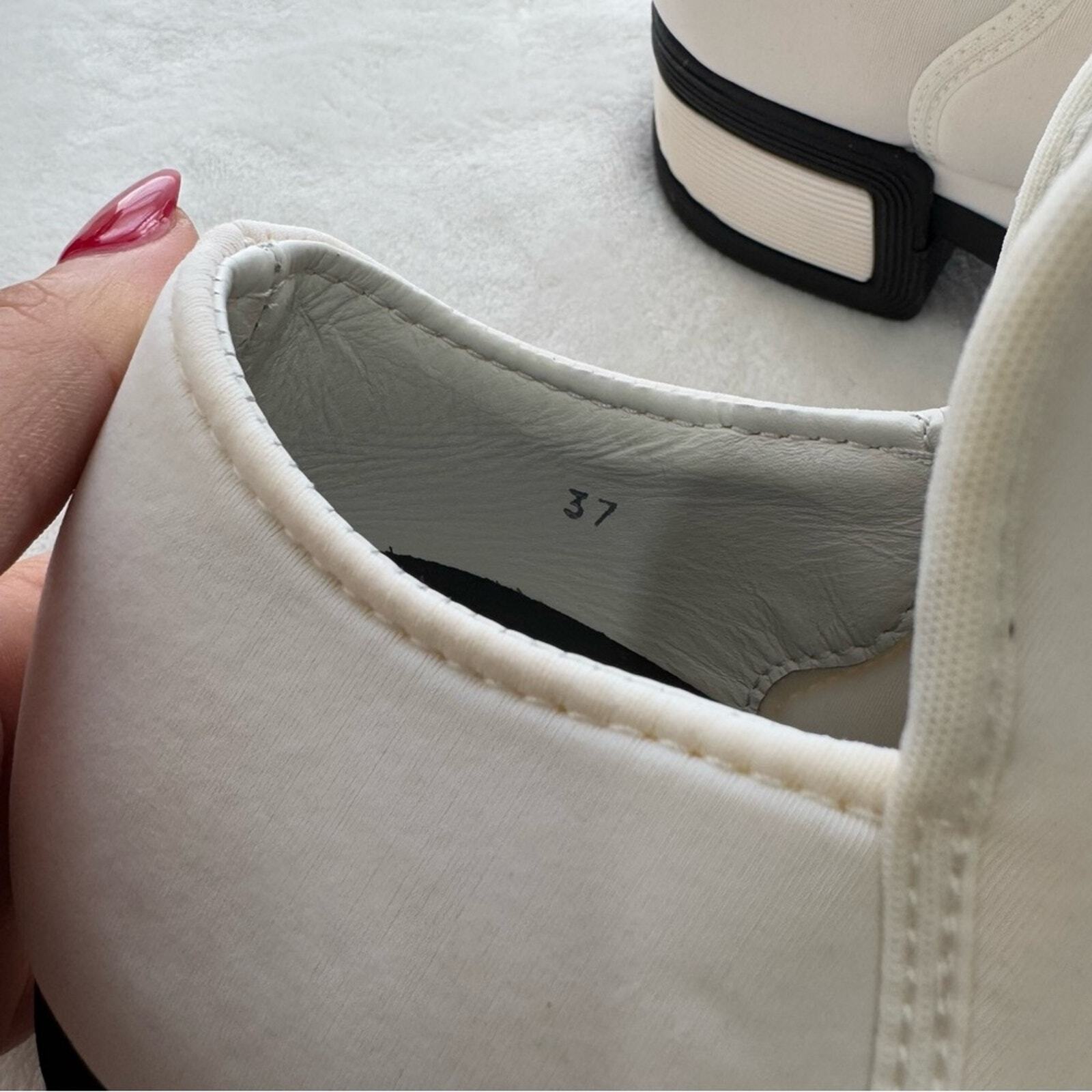 iRi Wes White Outline Low Top Sneakers Sample Sale Item Black White NWOT Women 7