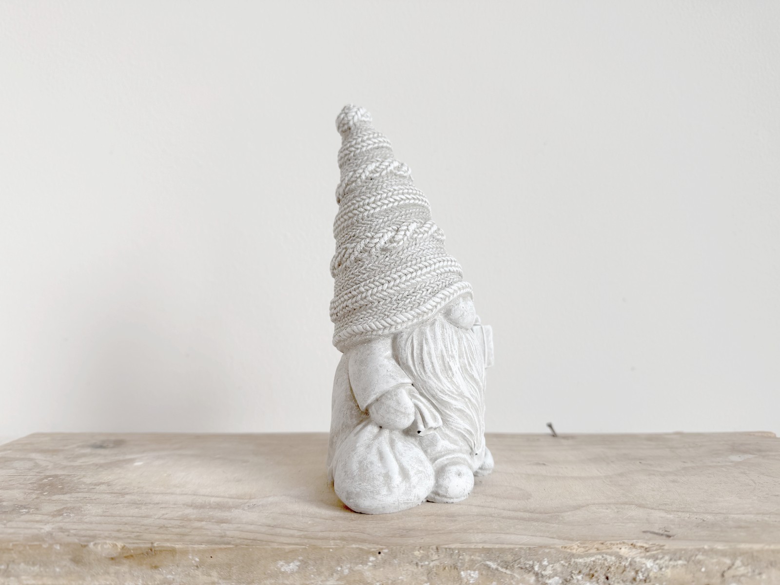 Latex Mold – Faceless Gnome with Knitted Hat, Sack & Gift – Version A