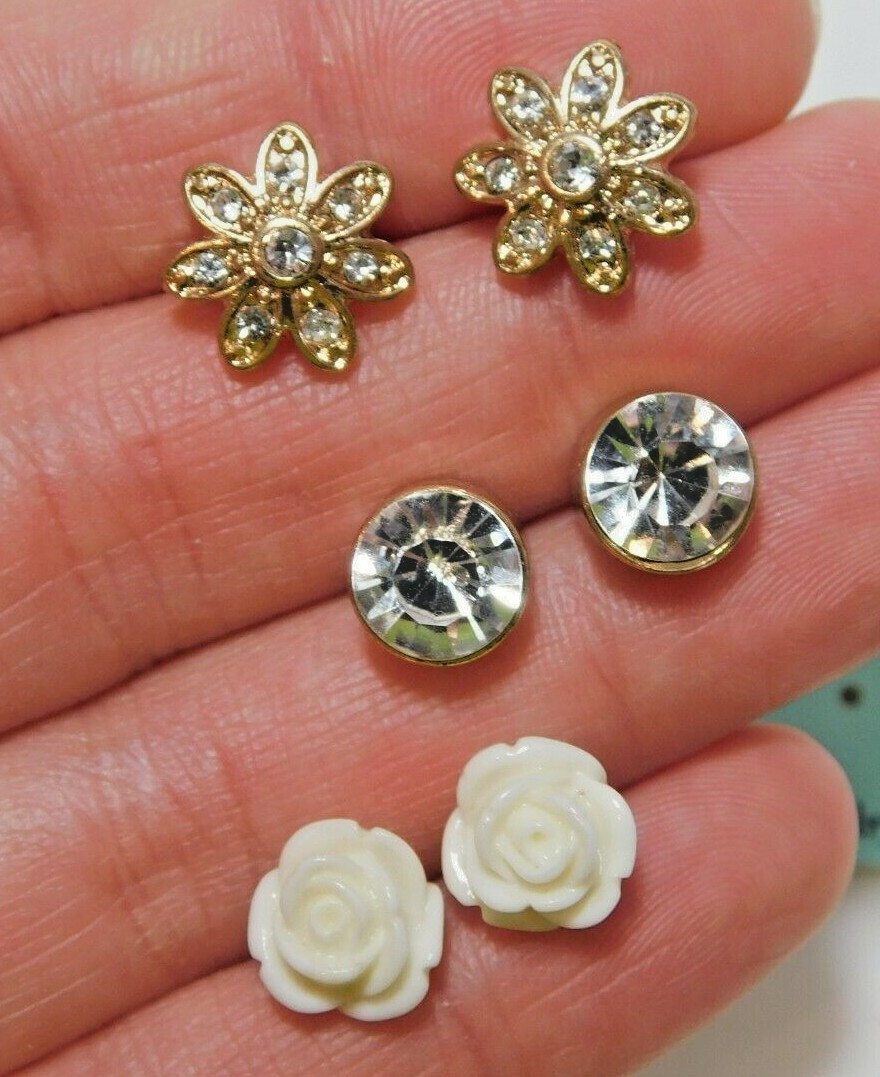 NWT 'Gentle Expressions' Bright Rhinestones Flowers Gold Tone Stud Earrings Sp5
