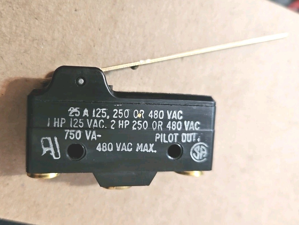 MICRO SWITCH 3 TERMINAL 25 A 1HP 125VAC BLACK BE-2RV-A4 FREEPORT, ILLINOIS NOS