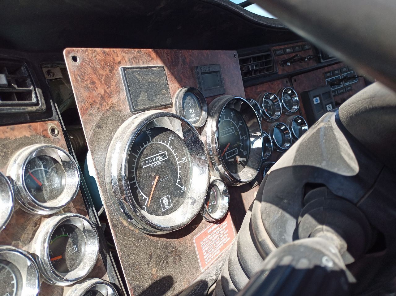 A85-6136 Kenworth T800B Left Driver Cab Mount (12246793