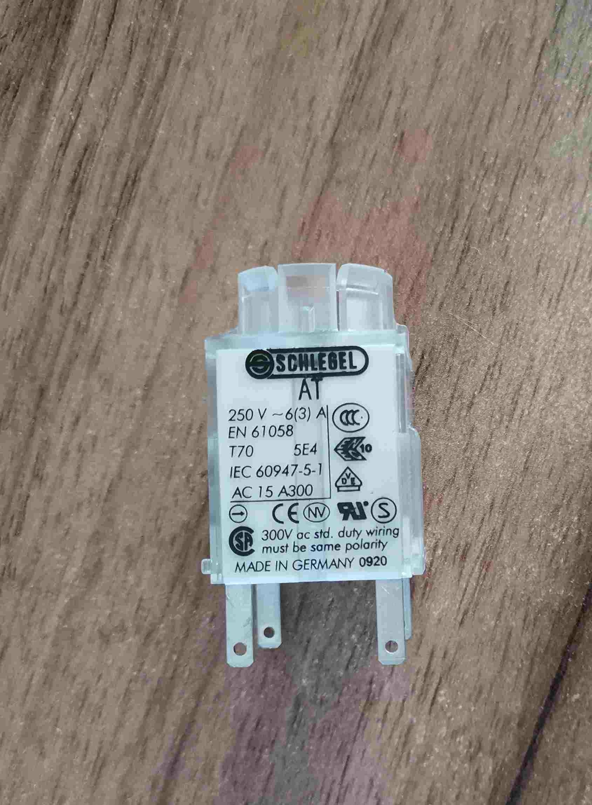 SCHLEGEL IEC60947-5-1 IEC 60947-5-1 T70 5E4 250V 6(3)A 4 feet CONNECTOR